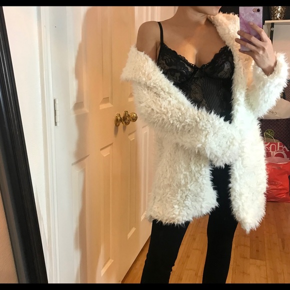 ❄️NWT FAUX FUR Jacket (ivory color)❄️ - Picture 8 of 8